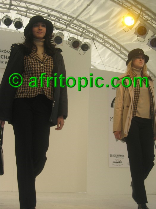 ../Images/Krefeld-Strssenmodenschau-2005 200.jpg